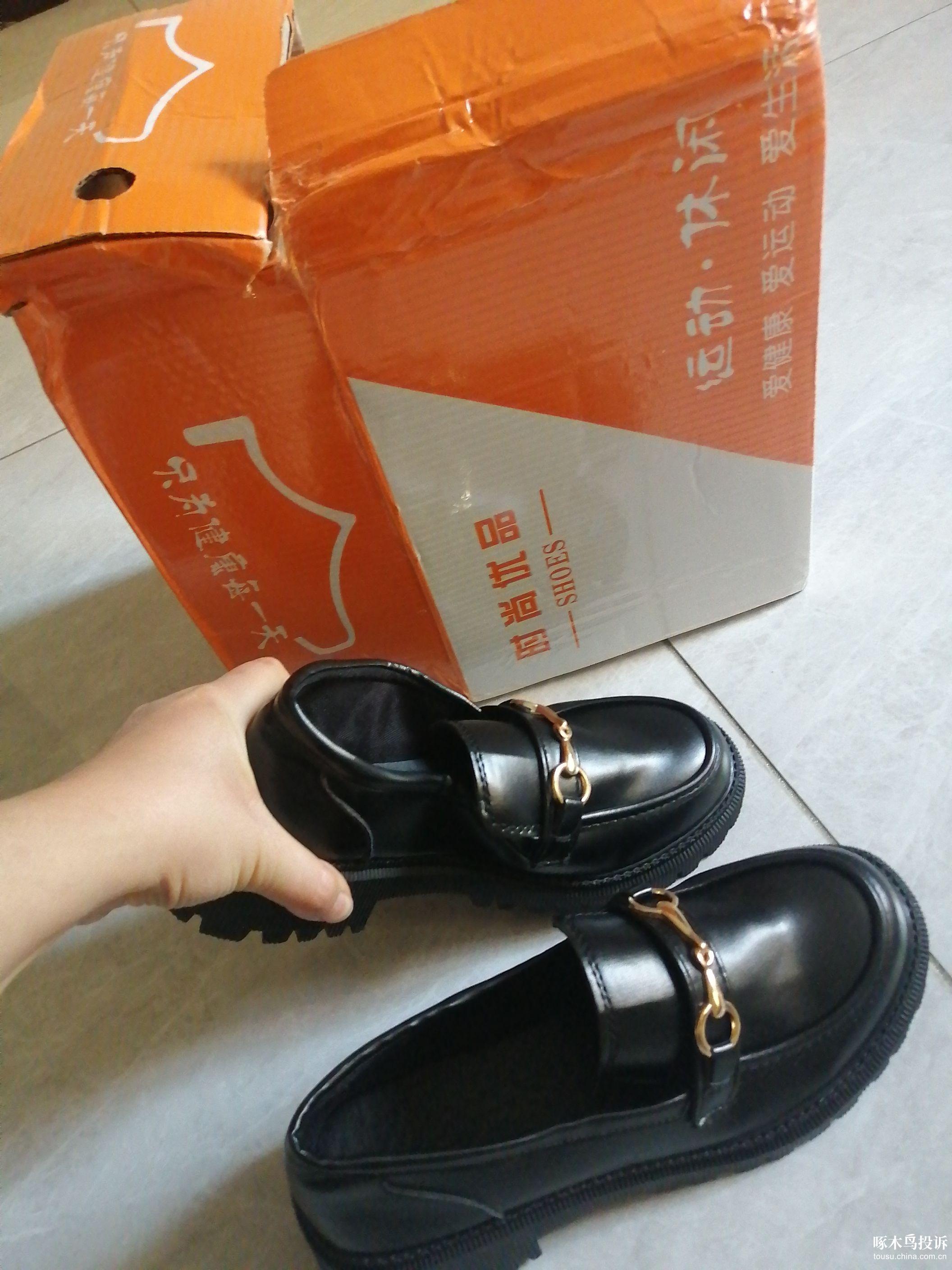 拼多多plover连宋专卖店宣传里的鞋底很软实物的鞋底很硬弯不动